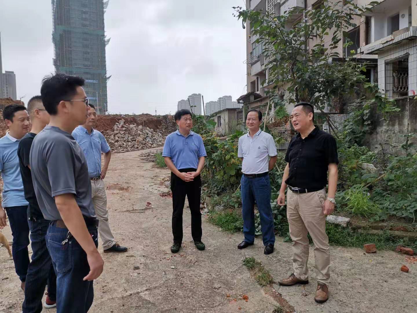為加快方家沖、造紙廠和桂花園新安置區(qū)建設(shè)，2019年9月5日下，市城建集團(tuán)總經(jīng)理衛(wèi)民陪同市政府副秘書長(zhǎng)劉陳寅深入項(xiàng)目建設(shè)現(xiàn)場(chǎng)，調(diào)度推進(jìn)安置區(qū)征遷工作.jpg