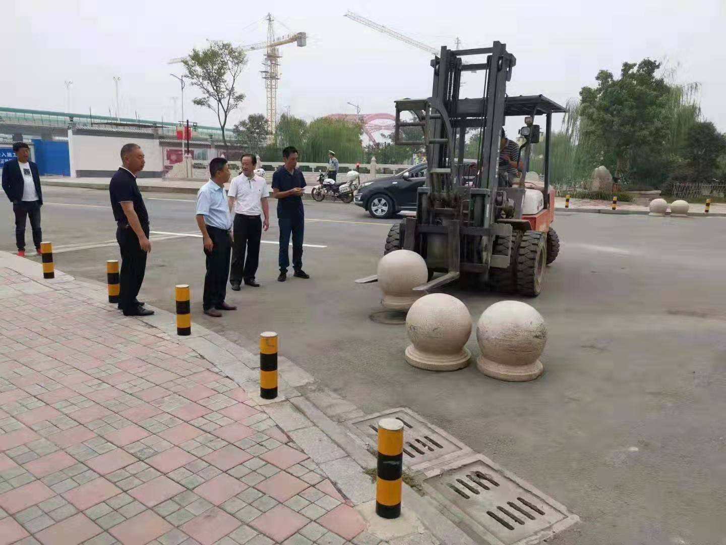 為向新中國成立七十周年獻(xiàn)禮，市城建集團(tuán)攻堅(jiān)克難，實(shí)現(xiàn)了北門棚改區(qū)域民生路10月1日零時順利通車。國慶假期，市城建集團(tuán)堅(jiān)持做好一線工作，在與交警部門共同做好民生路通車保障工作外，抓細(xì)節(jié)，抓落實(shí)，確保其他各項(xiàng)工作有序推進(jìn)。.jpg